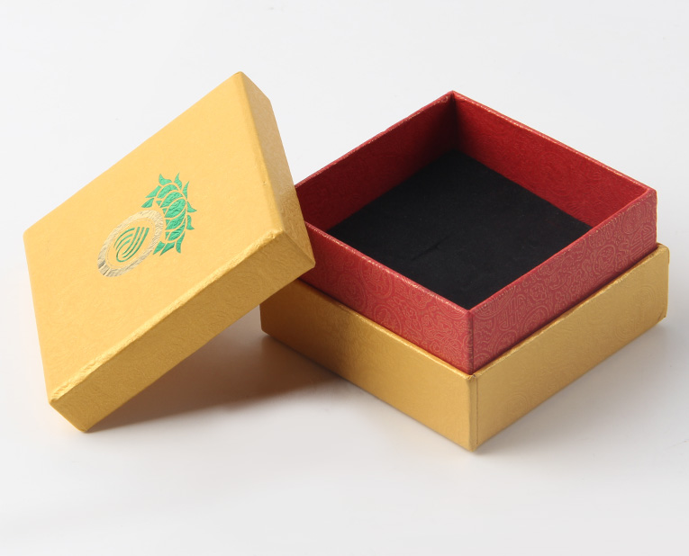 代表化妝品盒子廠家的老師傅，仔細(xì)比對3個(gè)小時(shí)，只為品質(zhì)